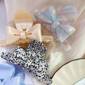 Eleganti mollette per capelli a fiocco in vari colori e motivi su seta morbida