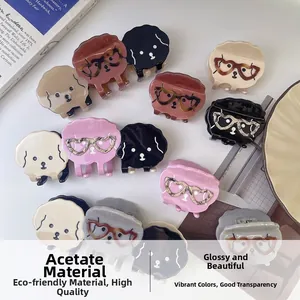 Détail macro des pinces à cheveux chiot en acétate écologique de haute qualité durable