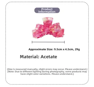 Détail de la pince à cheveux en acétate marbré rose avec dimensions 9,5cm et poids 29g