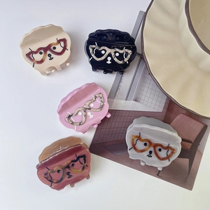 Pinces à cheveux chien en acétate avec lunettes colorées en beige, rose et noir
