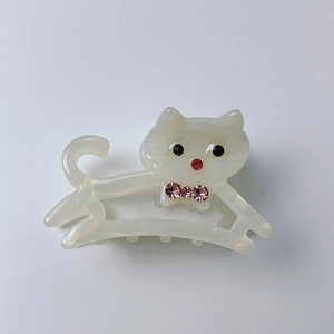 Graziosa pinza per capelli a gatto color crema con finitura perlata e strass rosa