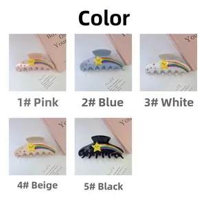 Détail de cinq pinces à cheveux étoiles colorées avec lignes arc-en-ciel et smileys