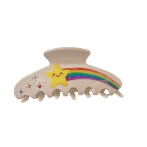 Pince à cheveux étoile et arc-en-ciel avec strass colorés sur fond blanc neutre