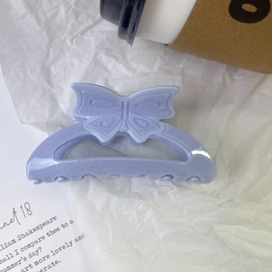 Détail de la pince à cheveux papillon violet clair à paillettes pour un style élégant