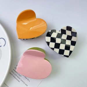 Three-piece set heart hair claws with checkered pattern and solid colors in resin
