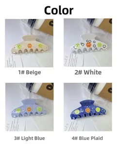 Vue détaillée des pinces à cheveux aux motifs de fruits en beige, blanc et bleu