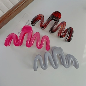 Three-piece set of glossy wave-shaped large hair claw clips in red, pink, and grey