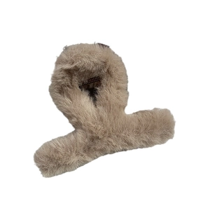 Pinza per capelli in morbida ecopelliccia marrone chiaro per eleganti acconciature
