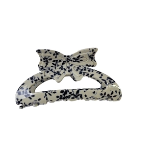 Pince à cheveux en forme de nœud couleur crème avec motif moucheté noir élégant