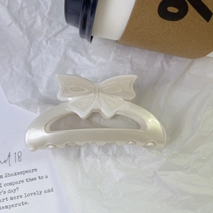 Eleganter cremefarbener Schleifen-Haarclip in Perlmutt-Optik für stilvolles Haarstyling