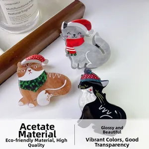 Détail des pinces à cheveux chat de Noël en acétate avec bonnets rouges et écharpes
