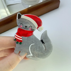 Détail d'une pince à cheveux chat de Noël mignonne en acétate gris à texture marbrée