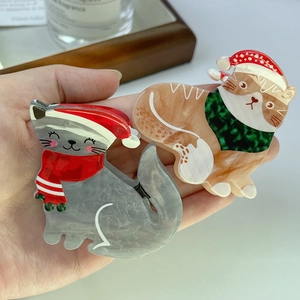 Détail de pinces à cheveux chat de Noël en acétate avec écharpes et motifs marbrés
