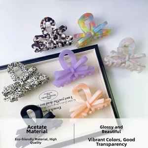 Détail du design en nœud de ruban et des motifs variés en acétate des pinces à cheveux