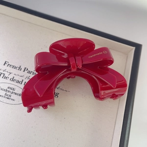 Pince à cheveux nœud rouge élégante en acétate avec finition brillante et logo doré