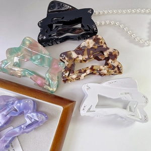 Star-shaped acetate hair claws with rhinestones in five elegant marble finishes