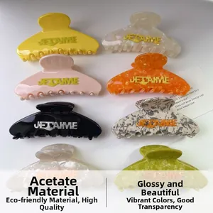 Détail de pinces à cheveux en acétate haut de gamme avec lettrage Je T'aime en couleurs variées