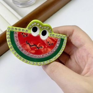 Dettaglio della molletta per capelli anguria con strass e simpatico design a sorriso