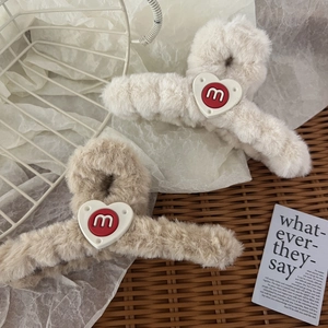 Pinze per capelli in peluche beige e cammello con dettaglio cuore per acconciature