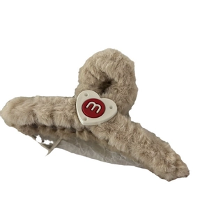 Pinza per capelli in peluche con design a cuore 'm' per acconciature autunno inverno