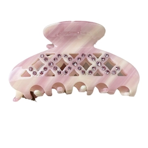 Pince à cheveux en acétate marbre rose avec motif strass croisé pour femmes