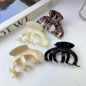 Lot de quatre grandes pinces à cheveux en acétate coloris marbre brun, noir et crème