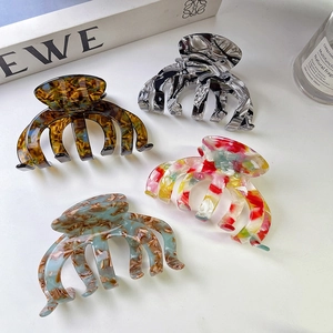 Lot de quatre pinces à cheveux en acétate écaille de tortue et motif marbré