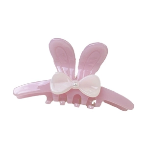 Pince à cheveux oreilles de lapin rose avec nœud crème et perle sur fond blanc
