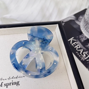 Pinza per capelli in acetato marmorizzato blu e bianco con perle d'argento e nodo