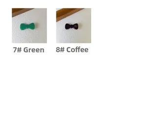 Dettaglio dei fermagli per capelli in acetato verde e caffè con incisione France handmade