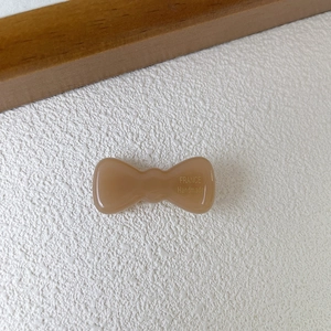Macro di fermaglio per capelli a fiocco marrone con testo France Handmade e resina