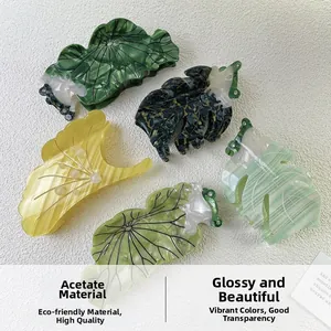 Cinq pinces à cheveux en acétate avec motifs de feuilles de lotus, ginkgo et monstera