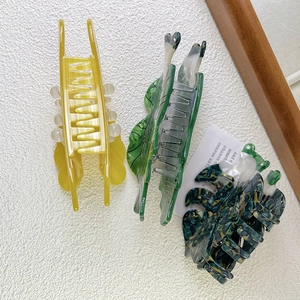 Ensemble détaillé de trois pinces à cheveux en acétate avec feuilles vertes et jaune