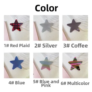 Vista macro de seis pinzas para el cabello con estrellas de purpurina y cuadros