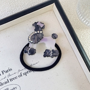 Detalle del coletero de caniche con diamantes de imitación y acabado en acrílico