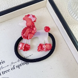 Detalle de coletero de caniche de acrílico con diamantes de imitación brillantes