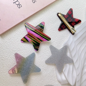 Set de cuatro pinzas para el cabello en forma de estrella con cuadros rojos y acabados brillantes