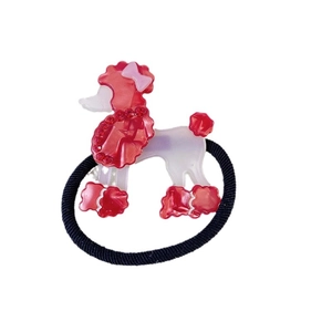 Coletero de caniche lindo con dije de acetato rosa y collar de strass para coleta alta