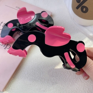 Lot de deux pinces à cheveux en acétate avec cœurs 3D roses et design contrasté