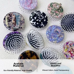Vue détaillée de diverses brosses de massage en acétate avec des motifs en écaille