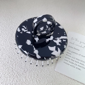 Détail de la brosse de massage pour cuir chevelu à motif marbré avec poignée anneau