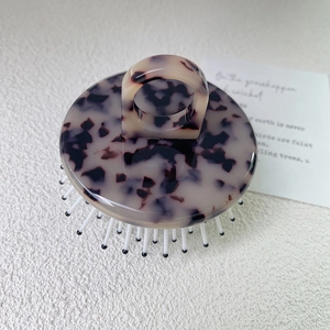 Détails du peigne à motif écaille de tortue avec poignée anneau et picots de massage doux