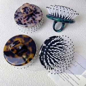 Brosses de massage du cuir chevelu ergonomiques avec textures en acétate et anneau de prise