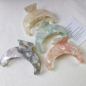 Lot de quatre pinces à cheveux demi-lune en acétate aux finitions marbre pastel