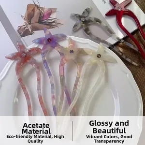 Vue détaillée des épingles à cheveux étoile de mer en acétate marbré avec strass au centre