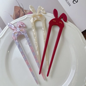 Three-piece set of U-shaped rabbit ear hair pins in marble and solid vintage red colors