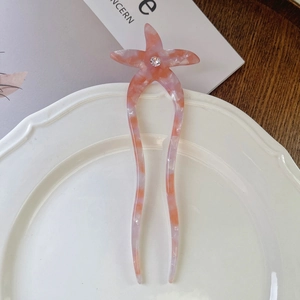 Vue détaillée d'une épingle à cheveux étoile de mer marbrée avec strass brillant