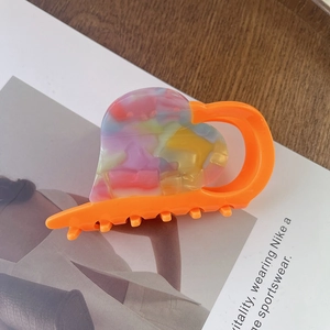 Elegante oranje hartvormige haarklem met kleurrijke marmeren acetaat textuur voor dames