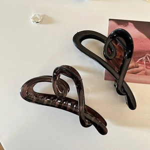 Vintage irregular heart-shaped shark clips in glossy black and tea brown resin