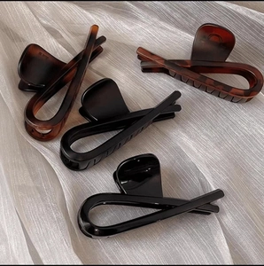 Minimalist large shark hair claw clips in tortoiseshell and black matte finish